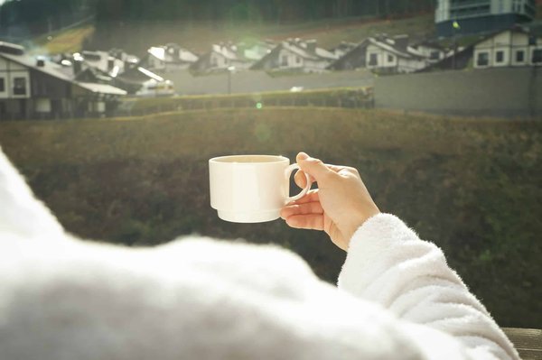 Quelles locations dans les Alpes permettent un accès facile aux pistes de ski et offrent des soins de récupération sportive?